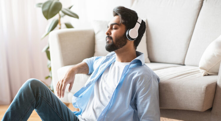 homem com fone de ouvido ouvindo podcasts em inglês