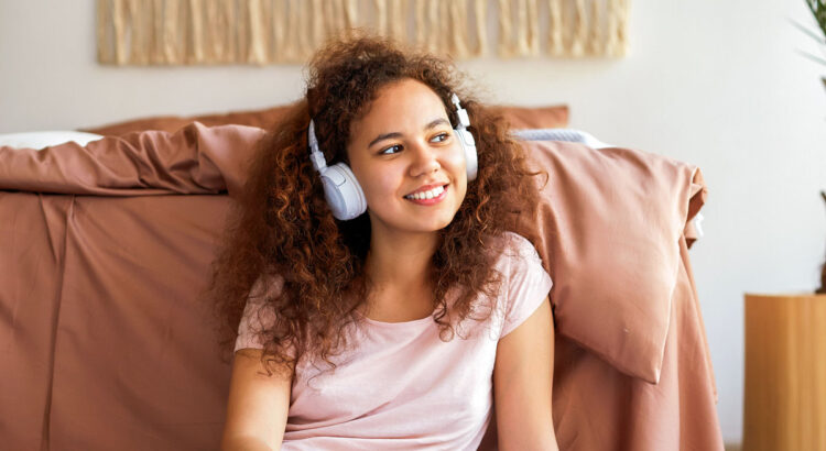 mulher ouvindo música ou podcast no fone